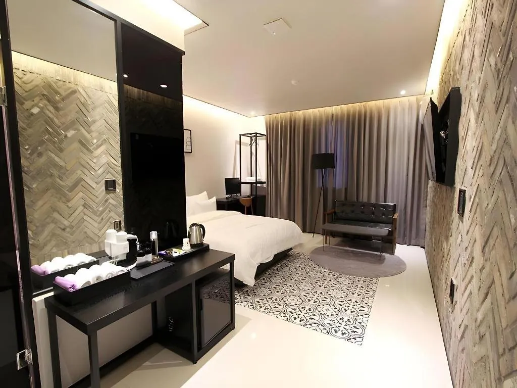 To Heaven Hotel Nampo Busan 2*,